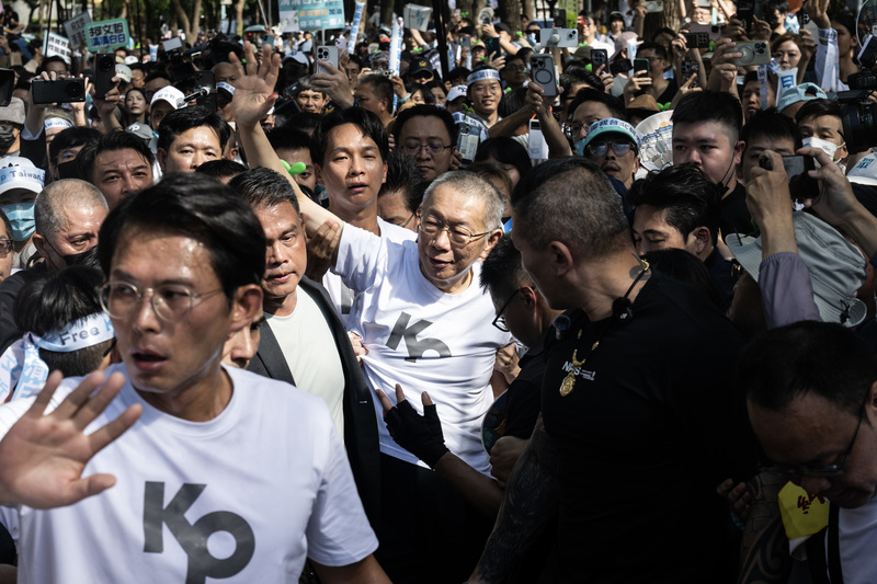 2025年9月8日，因檢方偵訊、起訴京華城弊案而被法院裁定羈押滿一年的台灣民眾黨前黨主席柯文哲，以7,000萬元交保獲釋。（攝影／楊子磊）