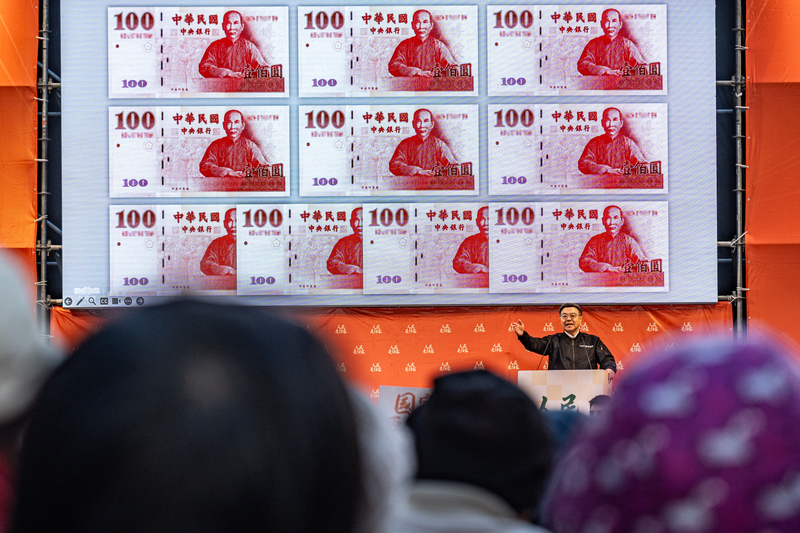 民進黨於2025年3月16日在桃園市大崙崇德宮進行的第二場「人民是頭家」宣講活動，由行政院長卓榮泰壓軸宣講，電子背板上以新台幣百元鈔票作為背景，抨擊在野黨立委杯葛中央政府總預算、反對《財劃法》覆議，影響政府推動攸關國家法展與民生基礎的政策。（攝影／陳曉威）