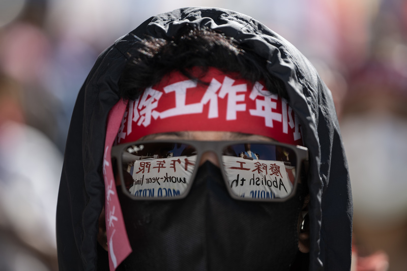 2025年12月7日，兩年一度的移工大遊行以廢除工作年限為訴求，隊伍自勞動部出發，一路行經台北市中山區與中正區後抵達立法院。（攝影／楊子磊）