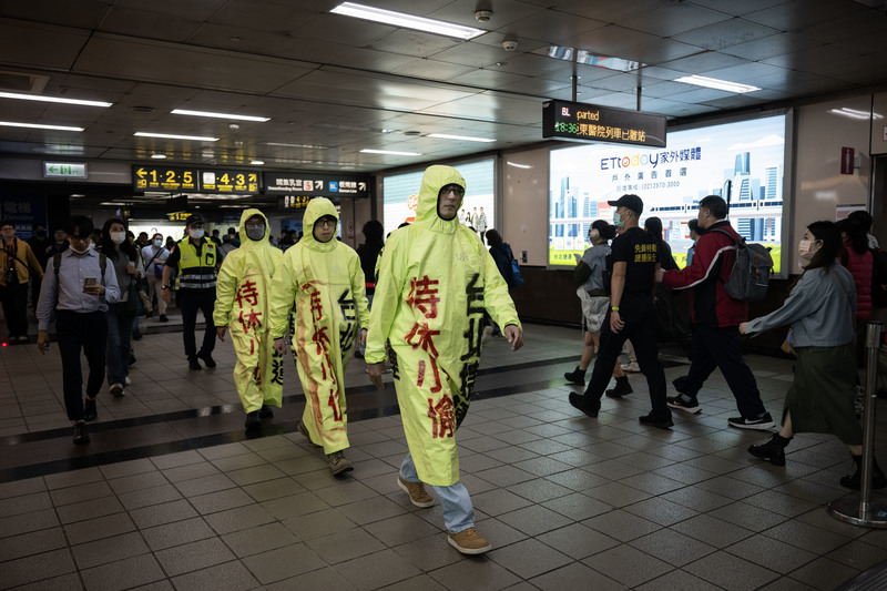 2025年4月25日，台灣勞動派遣產業工會發起「台北捷運，特休小偷！」行動，於捷運站出口發放傳單，並由3名身著寫有標語訴求的雨衣的人員在週五晚間繞行台北捷運忠孝復興站月台，希望喚起民眾關注。在委外制度下，台北捷運公司每次跟廠商的合約結束都必須重新招標，若原本的廠商沒有繼續得標，清潔人員就必須離職，成為新廠商的員工，隨著勞工的受僱年資歸零，特休也跟著重新起算。台灣勞動派遣產業工會藉此行動呼籲北捷能將委外人員的特休年資併計。（攝影／楊子磊）