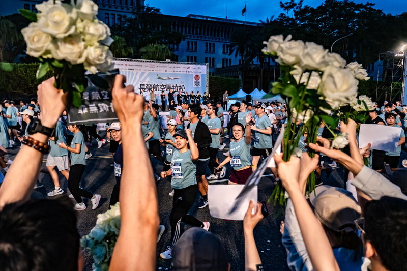 2025年10月26日清晨，長榮航空馬拉松起跑，桃園市空服員職業工會、長榮航空企業工會成員到現場喊話舞台上的長榮航空高層改革空服員請假制度，並向民眾呼籲聲援空服員，亦有不少跑者表達支持。（攝影／陳曉威）