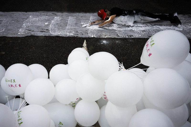 2025年11月30日，秋鬥遊行以「反Lie求真！反戰求生！」、「工農聯合救台灣！」口號號召群眾上街，批判執政黨的資源掠奪，堅持反戰、反對美軍購的立場，推動兩岸和平發展，檢視台灣本勞、移工權益與農業政策、能源政策、生態環境政策、文化補助政策、社福政策、新住民權益等問題。（攝影／楊子磊）