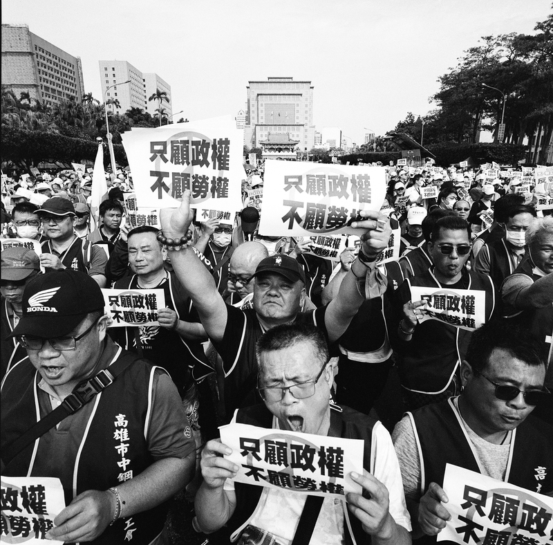 2025年5月1日，以「反霸凌，要保障」為主題的五一勞工大遊行自凱達格蘭大道出發，行經公園路、忠孝西路、中山南路後回到起點，最後參與群眾將一張寫有「只顧政權不顧勞權」的傳單扔向總統府。（攝影／楊子磊）