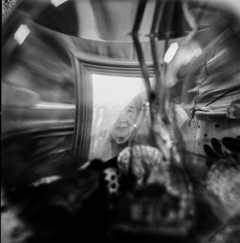 賴碧珍家中擺放的阿媽陳罔市遺像。享嵩壽103歲的陳罔市在世時，外界多用百歲人瑞迫遷案角度切入瑠公圳報導。（攝影／楊子磊）