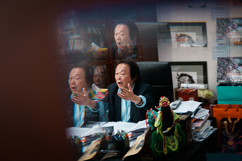 過去幾年，立委王世堅辦公室接獲超過百起關於融資租賃案件的陳情，對於融資租賃引發的社會亂象，他批評這些公司就像「吸血鬼」。（攝影／鄭宇辰）