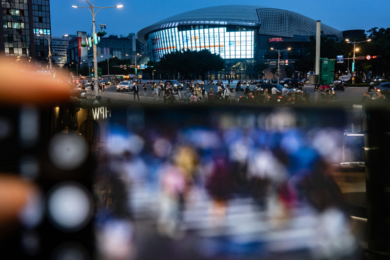 手機的影音紀錄功能愈來愈強大，也更容易引發民眾對於街拍者的疑慮甚至恐慌。6、7月間，網路上頻傳「檢舉可疑路人危害國安」的貼文，並持續引發論戰與誤會，導致因政治分裂的社群媒體更加極化，甚至成為有心人士發動「認知作戰」的養分。（攝影／陳曉威）