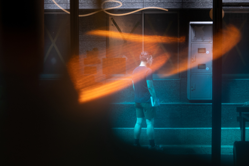 在台灣印刷的離散港人雜誌《如水》宣布2025年7月停刊。宣布休刊前數月，《如水》遭點名違反港版《國安法》、《基本法》第23條，成為首個被港府封鎖的海外媒體。圖中人物為《如水》編委Sanho。（攝影／謝佩穎）