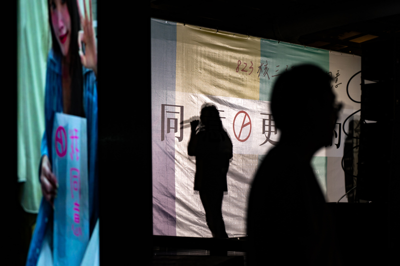 台灣民眾黨於8月22日晚間在台北榮星花園舉行「Taiwan Restart公投之夜」，為核三延役公投全力催票，除有國民黨立委到場站台，網紅館長、黃士修，以及和碩董事長童子賢等人也現身支持。（攝影／陳曉威）