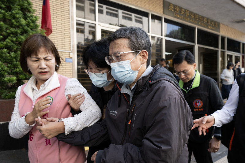 2025年12月23日，新北市國中校園割頸案二審宣判，高等法院少年法庭依殺人罪判處行為人郭生12年徒刑、涉嫌教唆殺人的林姓少女判刑11年。被害少年的父母走出高等法院後短暫接受媒體採訪，離去時神情哀傷。（攝影／楊子磊）