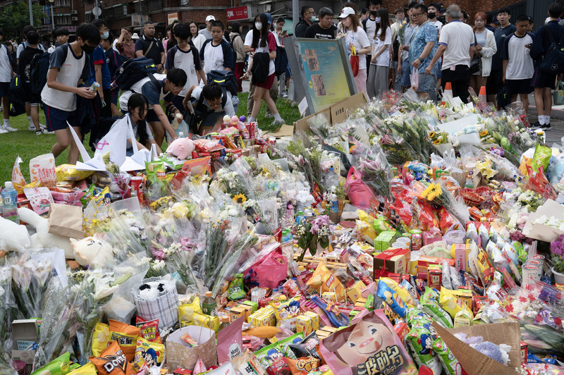 2025年5月19日，新北市三峽區，78歲的余姓男子涉嫌駕車闖紅燈高速衝撞一位正等紅燈的機車騎士以及過馬路的學生，造成3人死亡。隔日，民眾前往車禍路口旁，以鮮花、零食、布偶、卡片等物品悼念亡者。事後，社會對於高齡或不適任駕駛展開討論。余男則於13天後不治。（攝影／楊子磊）