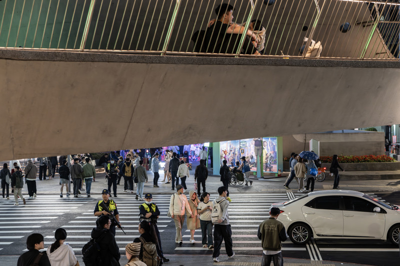 2025年12月19日，台北車站到中山捷運站外發生隨機攻擊事件，造成3人死亡，攻擊者則墜樓身亡。當日晚間，北市警方派駐人力於捷運站出口與地下街巡邏。（攝影／楊子磊）