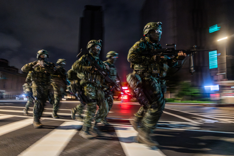 台灣史上變革與規模最大的漢光41號演習，呈現台海防衛任務的新戰略，延長演習時間（2025年7月9日至18日）、進行2.2萬人後備動員，深入市區模擬「縱深防禦」攻防訓練。（攝影／蔡昕翰）