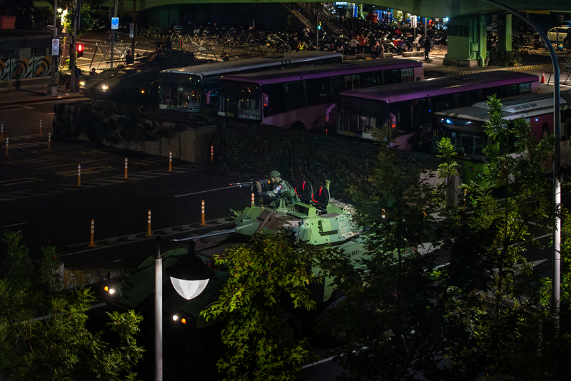 2025年7月15日，漢光41號演習實兵操演實施第7日，憲兵凌晨「全線封鎖」萬板大橋並實施橋梁守備作戰演練。當演習進入「縱深防禦」階段，台北市首見國造雲豹裝甲車參與橋梁守備訓練，此時萬華區的菜市場、肉販仍如常營業。（攝影／謝佩穎）