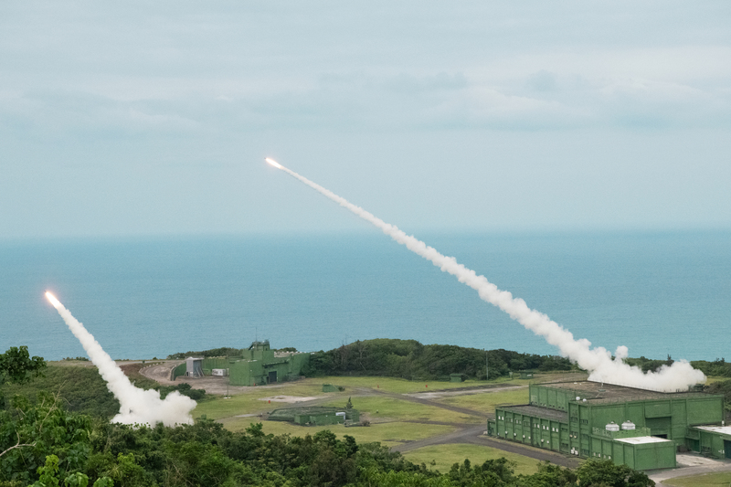 2025年5月12日陸軍實施「年度精準彈藥射擊操演」，台灣剛與美方交貨的「海馬斯」多管火箭系統首次對外亮相，當天共試射33枚火箭彈。（攝影／許詩愷）