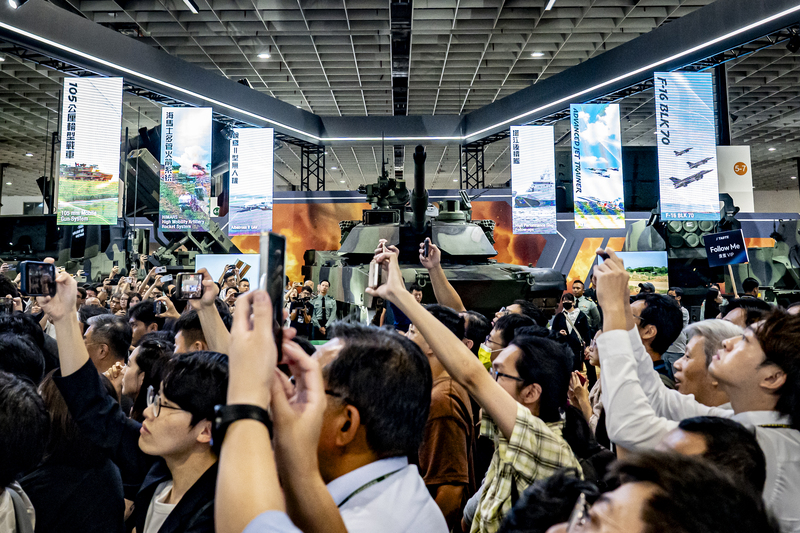 2025年10月18日至20日，兩年一度的台北國際航太暨國防產業展於世貿登場，國防館因多項對美採購與國產裝備陸續到位而首度展出M1A2T戰車、HIMARS、獵豹砲車、陸射劍二與天弓四型等全新武器平台。圖為在國防館首次展出，首批38輛與第二批42輛已於2024年12月及2025年7月抵台並在10月正式成軍之M1A2T主力戰車。（攝影／陳曉威）