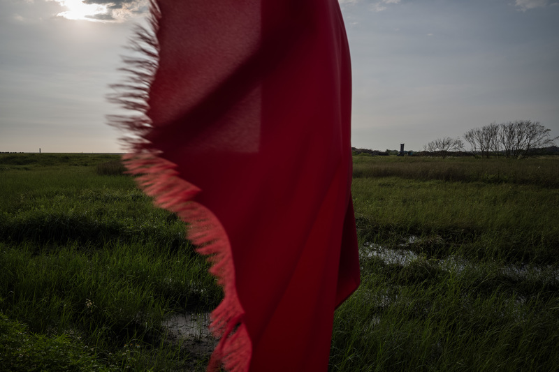 2025年8月8日，台南市安平港南方的海岸線插著反登陸演訓的旗幟。（攝影／楊子磊）