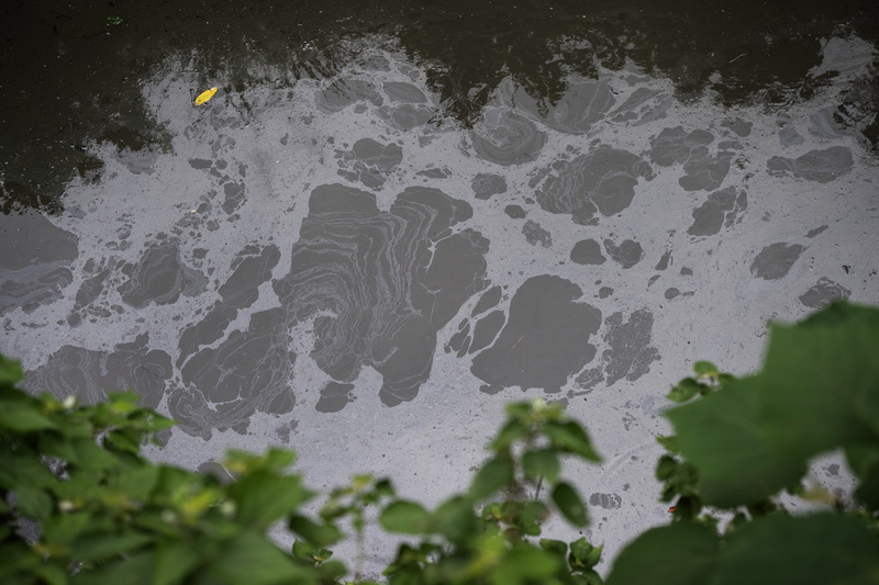 11月底基隆河油汙影響大台北多區用水事件後，12月2日基隆市暖暖區源遠路102巷溝渠出現白色汙染物，市府調查指出汙染源來自正方倉儲。（攝影／楊子磊）