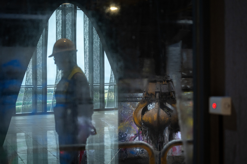 台泥在花蓮和平水泥廠新建廢棄物氣化爐，聲稱是全國唯一無飛灰、無底渣的垃圾處理設施。但當地有居民認為此案環評審查程序有瑕疵，並提出行政訴訟，一審遭駁回；今年6月，最高行政法院判決發回更審，並對原民會的函釋提出不同法律見解。（攝影／謝佩穎）