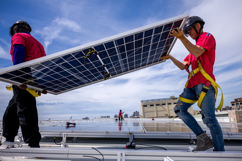 環境衝擊小、社會共識高的「屋頂光電」是目前唯一超前、超額達成2025年目標的綠能計畫，也是環團呼籲應優先推動的選項。（攝影／黃世澤）