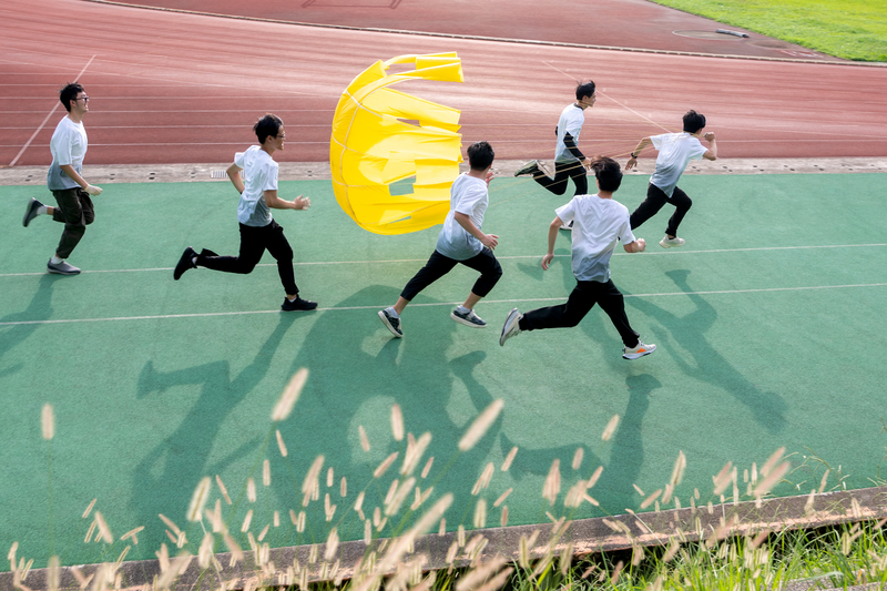 7月中旬，陽明交大及聯合大學學生組成的團隊「好討厭的感覺啊」正在為2025年首次舉辦的「台灣盃火箭競賽」作準備，在操場上奔跑測試火箭降落傘。最終比賽時，團隊奪下了大專組冠軍。（攝影／謝佩穎）
