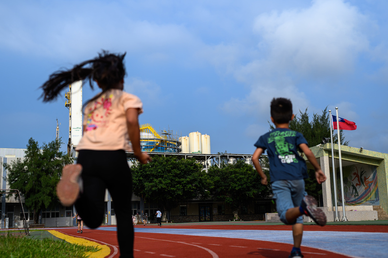 全台灣有172間國中小距離違規工廠不到500公尺，這些工廠宛如呼吸的隱形殺手，成為校園空氣品質的不定時炸彈。（攝影／黃世澤）