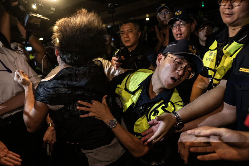 2025年9月13日凌晨，台北市政府預訂進行公館圓環拆除作業，現場反對拆除的民眾一度與警方發生肢體衝突。（攝影／楊子磊）