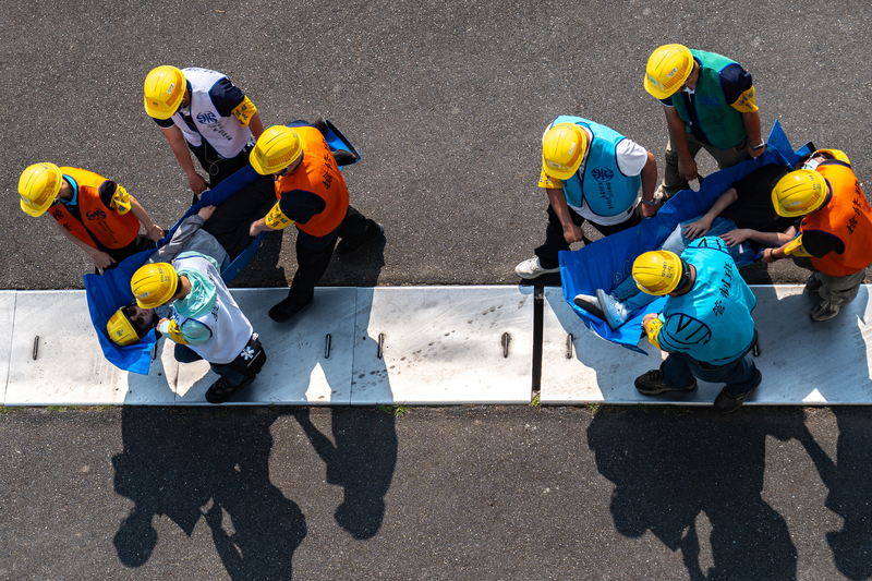 2025年4月30日，基隆市於上午展開城鎮韌性演習中的兵棋推演，午後則進行實兵演練，行政院政務委員季連成與國防部陸軍常務次長楊基榮等中央代表視導。圖為於安樂區新山淨水供水廠演練關鍵基礎設施遭滲透破壞後，警消合作逮捕歹徒撲滅火勢，並將受傷職工檢傷後送。（攝影／陳曉威）