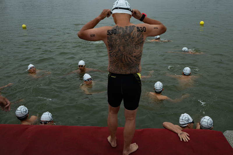 2025年5月17日至30日，第10屆世界壯年運動會於雙北舉行。圖為5月27日早上的公開水域賽事，一男子選手正準備下水比賽。（攝影／謝佩穎攝）