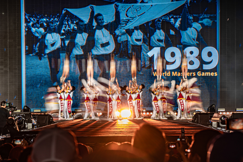 2025年5月30日晚間，雙北世界壯年運動會於新北市美術館舉行閉幕典禮，舞台上由競技啦啦隊搭配世壯運歷史照片演出。（攝影／陳曉威）