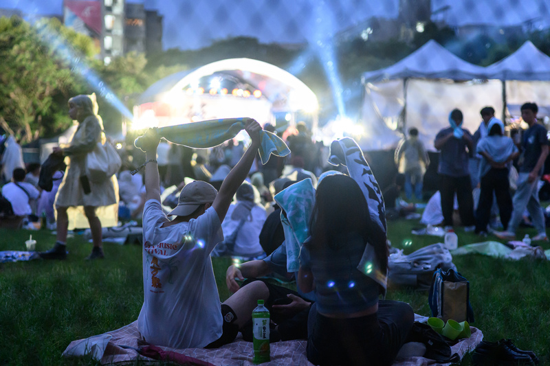 音樂產業不只有台上的演出者，台下的幕後工作人員們是否得到合理待遇？樂迷是否願意為音樂而實質消費？台灣樂壇仍需要更穩固的地基。（攝影／黃世澤）