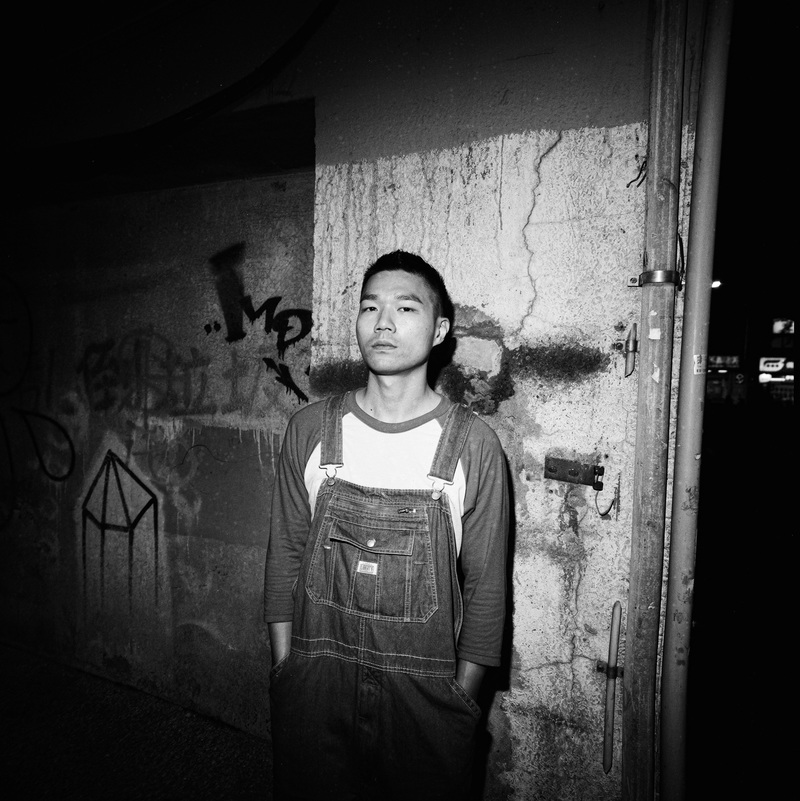 香港導演李駿碩將自身情感歷程與開放式關係拍成電影《眾生相》，表面上是陌生男同志間的一夜情與萍水相逢，卻藉由精心布局的對話與劇本巧思，深刻探索亂世自處、生命欲望，與存在的終極意義。11月22日，李駿碩以《眾生相》獲得第62屆金馬獎最佳導演。（攝影／楊子磊）