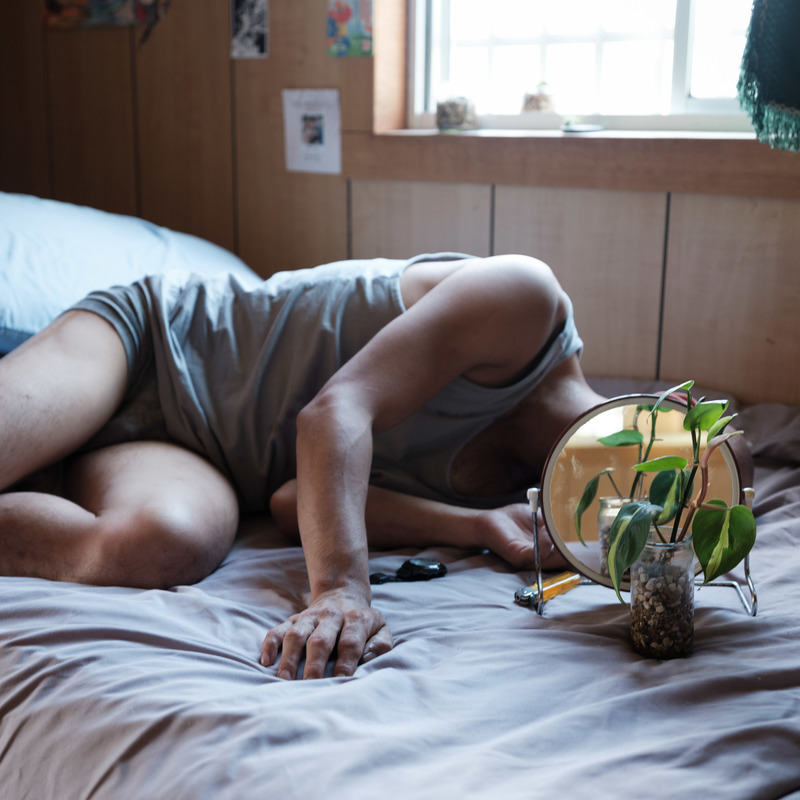 位於台中和平山區的朝露農場，是台灣露德協會發展的減害（harm reduction）藥癮治療性社區。進入朝露農場中的男子們被稱為「學員」，他們也確如新生入校，逐步學習農事勞務，參與團體課程、個人輔導，通過身體與心靈，思考自己與藥物的關係，在這裡過另一種生活。（攝影／唐佐欣）