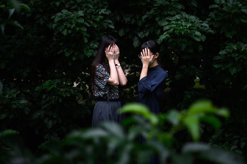 子晴（化名，左）與波波（右）是一對伴侶，子晴是順性別，波波則是跨性別。他們從大學時代開始交往多年，但因為社會普遍未接受跨性別者，而難以公開交往關係。（攝影／黃世澤）