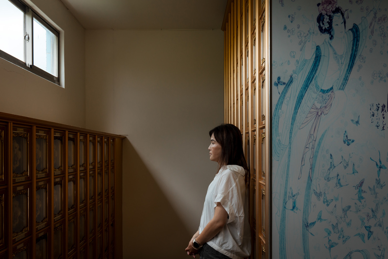 2025年8月2日，芷庭和小女兒安安，在大女兒慈慈選擇離開的月分，來到她所在的納骨塔。國家對遺族的關懷，仍受限於自殺防治框架；民間的互助團體、部分經驗者們摸索著彼此扶持。（攝影／鄭宇辰）