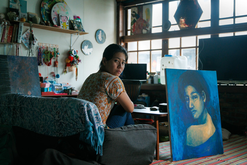 藝文界#MeToo事件中，最知名者當屬2023年攝影家謝春德被揭露20多年前長期性侵與猥褻未成年兒少，引發軒然大波。2025年年初，謝春德接受《典藏》雜誌團隊訪談， 對外公開表示，台北地方法院的一份裁定書已「還他清白」。《報導者》專訪被害人梁梓筠，記錄她與母親追尋公義的未竟事宜。（攝影／鄭宇辰）