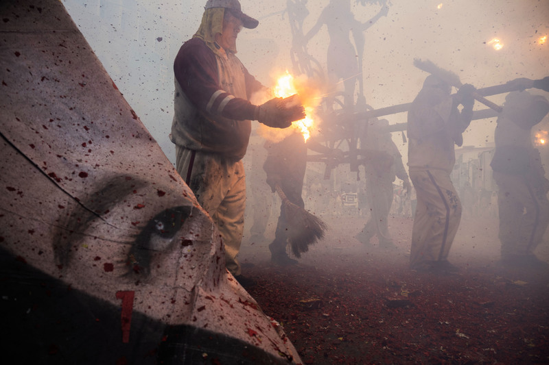 2025年2月12日，台東邯鄲堂於鑫東陽彩券行前舉行炸寒單儀式。（攝影／楊子磊）