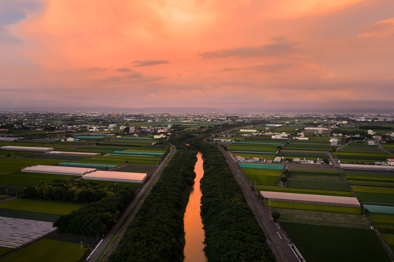 流經雲林縣崙背鄉農田的新虎尾溪，倒映出日落霞光。（攝影／黃世澤）
