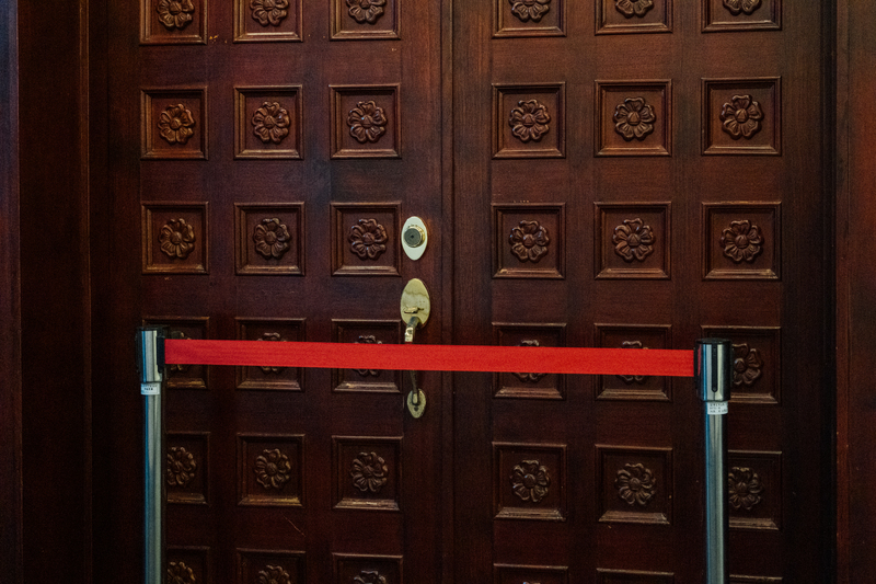 大法官之間不只在程序上能否「進入審查」意見分歧，對於目前的憲政僵局究竟如何造成，都有完全不同的認識。圖為憲法法庭開庭過程緊閉大門並拉起紅龍。（攝影／余志偉／資料照片）