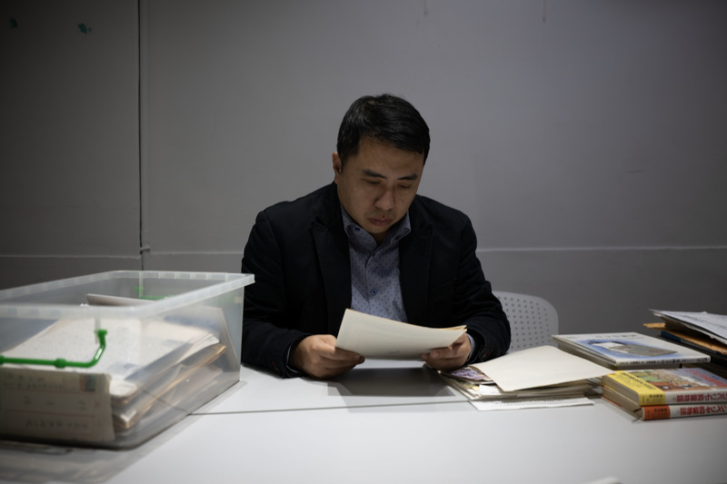 為了追索祖父陳以文的曲折經歷,陳力航收藏了大量西伯利亞戰俘的相關文獻。(攝影/楊子磊)