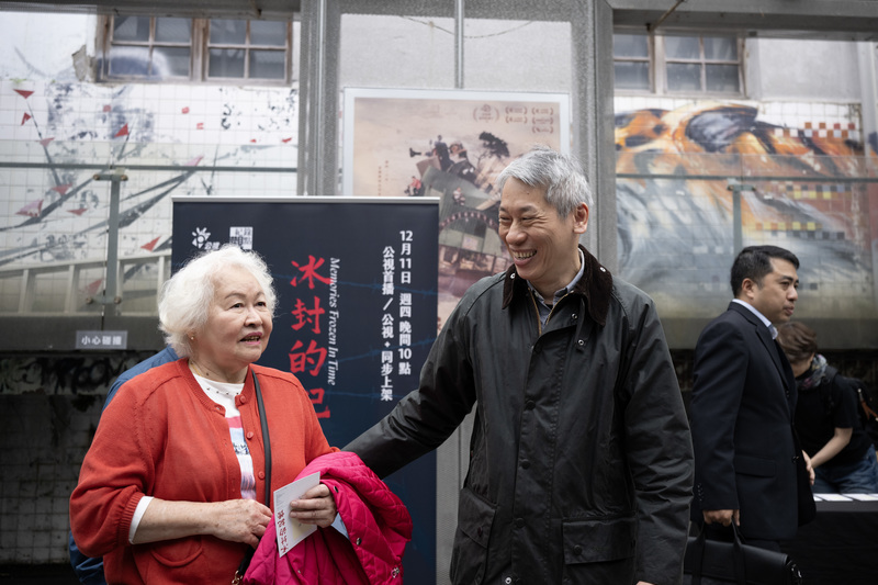 《冰封的記憶》導演許明淳(右)在放映活動上,與目前唯一在世的當事人吳正男之妹妹吳照合影。(攝影/楊子磊)