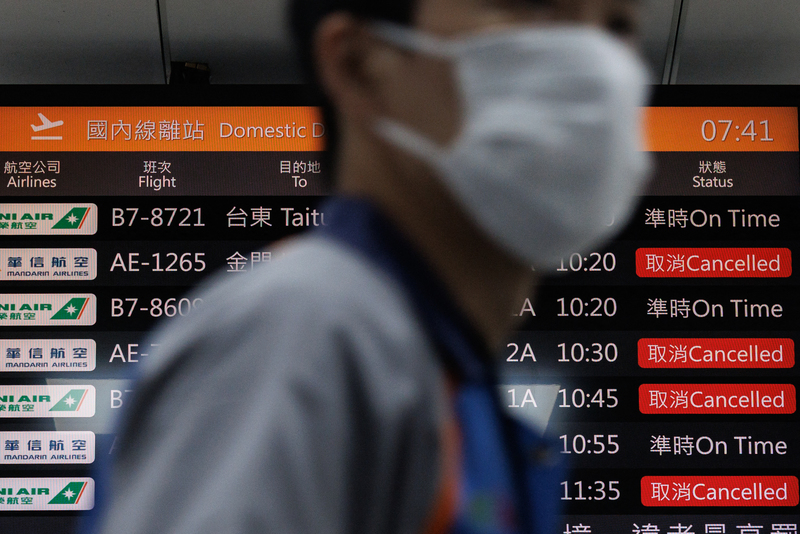 2025年12月30日,台北松山機場的航班資訊顯示許多取消的航班。據民航局表示,由於中國宣布在台灣周邊5個指定海空區域進行實彈演習,將有超過10萬名旅客受到航班延誤或取消的影響。(攝影/CHENG Yu-chen/AFP)