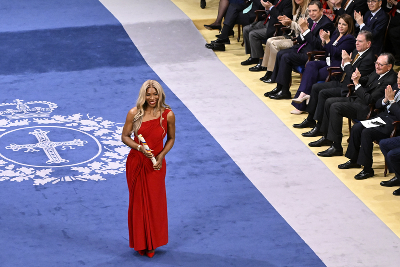 23座大滿貫賽女單冠軍「小威」賽琳娜．威廉絲（Serena Williams），使用並代言「瘦瘦針」，退役後在媒體與時尚場域中展現「全新自信」。圖為2025年10月24日，小威出席「阿斯圖里亞斯親王獎」（Premios Princesa De Asturias）頒獎典禮。（攝影／Carlos Alvarez／Getty Images）