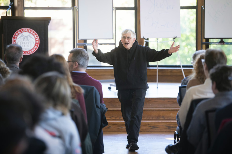 誰在戰時洗衣服？專訪辛西亞．恩洛：面對戰爭，女性主義者的思考