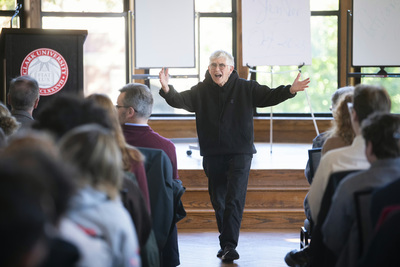 誰在戰時洗衣服？專訪辛西亞．恩洛：面對戰爭，女性主義者的思考