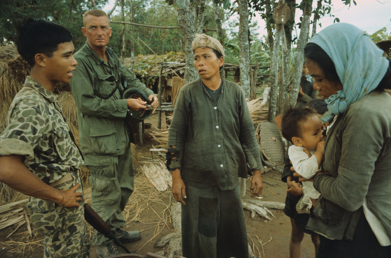 美軍會雇用因戰爭流離失所的越南女性、付她們少量薪資，請她們幫敵軍處理雜務。如果從「洗衣服」這件事開始思考，戰爭會變成什麼樣子？這場越南對法國、對美國的戰爭、或世界上所有的戰爭，會變成什麼樣子？圖為1967年，美軍在一次行動中審問越共村莊的婦女。（攝影／Bettmann via Getty Images）