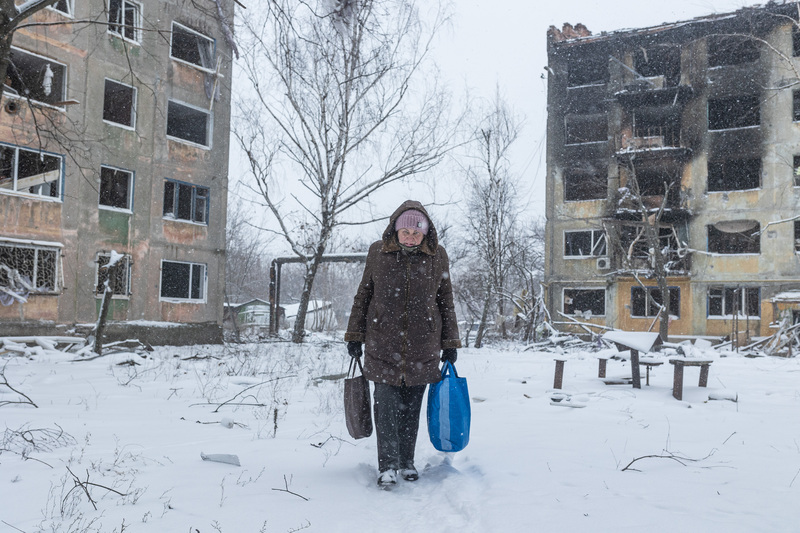 隨著愈來愈多的女性投入軍隊，是否代表著傳統由父權制度指導的軍隊更有機會得到改變？恩洛提醒，必須要維持長時間觀察的視角。圖為2025年12月28日，一名女子走過烏克蘭康斯坦丁城，科江特尼夫卡（Kostiantynivka）被俄羅斯轟炸的民宅前。 （攝影／Diego Herrera Carcedo／Anadolu via Getty Images）