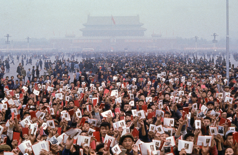 1967年文化大革命期間的北京天安門廣場上,群眾舉起《毛主席語錄》 內印有毛澤東相片的書頁。(攝影/Paolo KOCH/Gamma-Rapho via Getty Images)