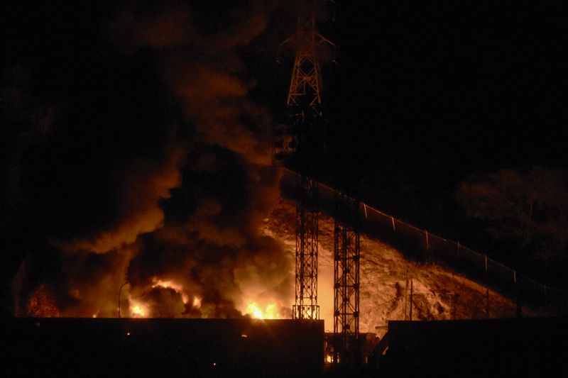2026年1月3日，提烏納堡在遭美軍空襲後陷入火海。這場突襲被視為自1989年美軍出兵巴拿馬以來，美國在拉丁美洲最大規模的軍事行動。美軍自2025年8月起便在加勒比海集結重兵，最終於當地時間2026年1月3日清晨發動攻擊。（攝影／Luis JAIMES／AFP）