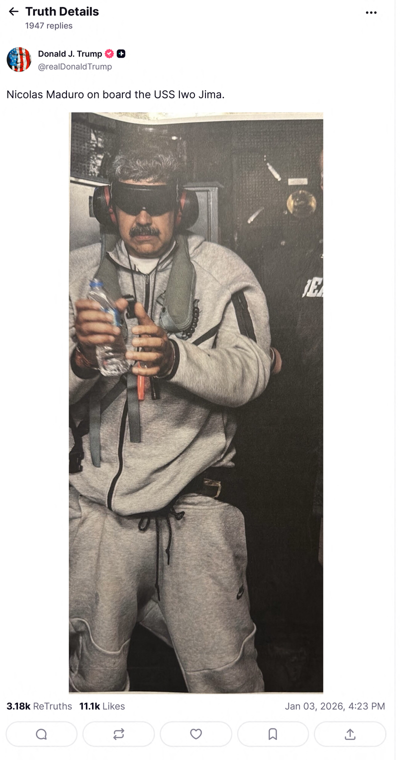 2026年1月3日，美國總統川普在社群平台Truth Social發布照片，證實馬杜洛已被美軍押送位於加勒比海的兩棲突擊艦「硫磺島號」（USS Iwo Jima），隨後馬杜洛即被轉送至古巴關塔那摩灣美軍基地，準備送至紐約受審。（攝影／Handout from Truth Social via Getty Images／AFP）