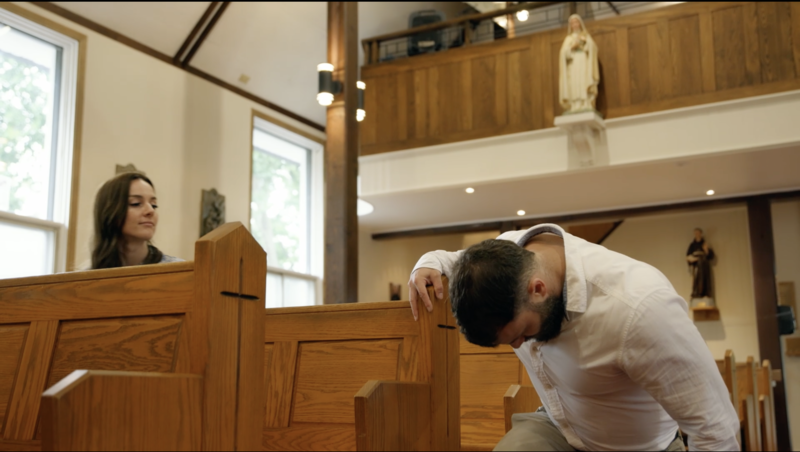 導演們認為，呈現「阿法男的伴侶們」非常重要，因為這會展示出他們的親密關係與家庭動力。圖為「路賽播客」（Lucide Podcast）主持人麥奎克（Joël McGuirk，右）和女友。（劇照提供／公共電視）